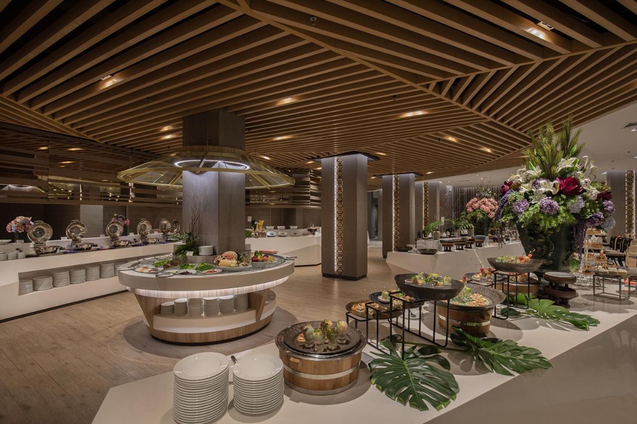 فندق ذا هيريتدج تشيانج راي تْشينيغْرايْ المظهر الخارجي الصورة The buffet at the 360 Restaurant