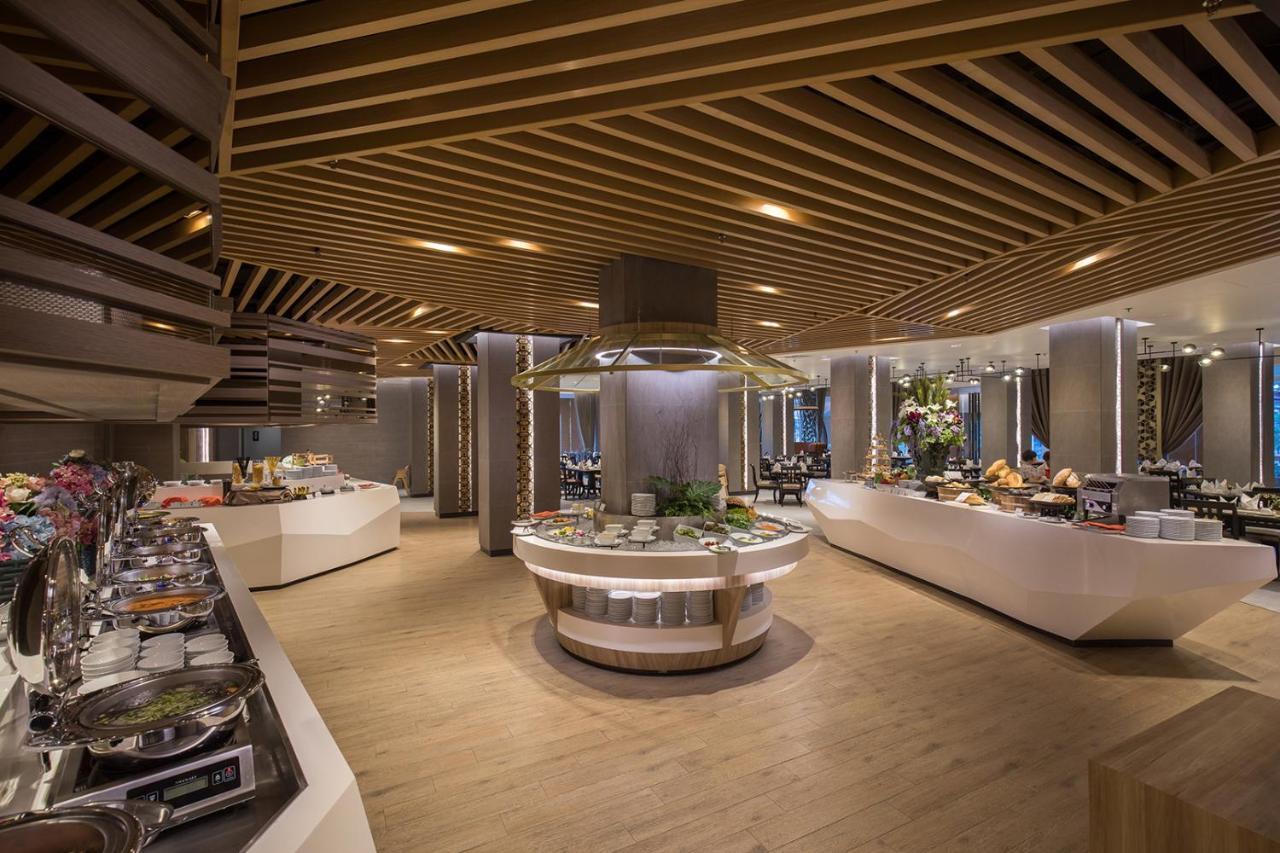 فندق ذا هيريتدج تشيانج راي تْشينيغْرايْ المظهر الخارجي الصورة The buffet at the 360° restaurant